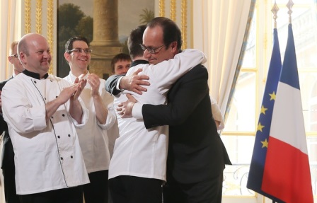 Pierre-Henri-na-pas-hésité-à-prendre-le-Président-dans-ses-bras-c-Présidence-de-la-République-J.-Bonet